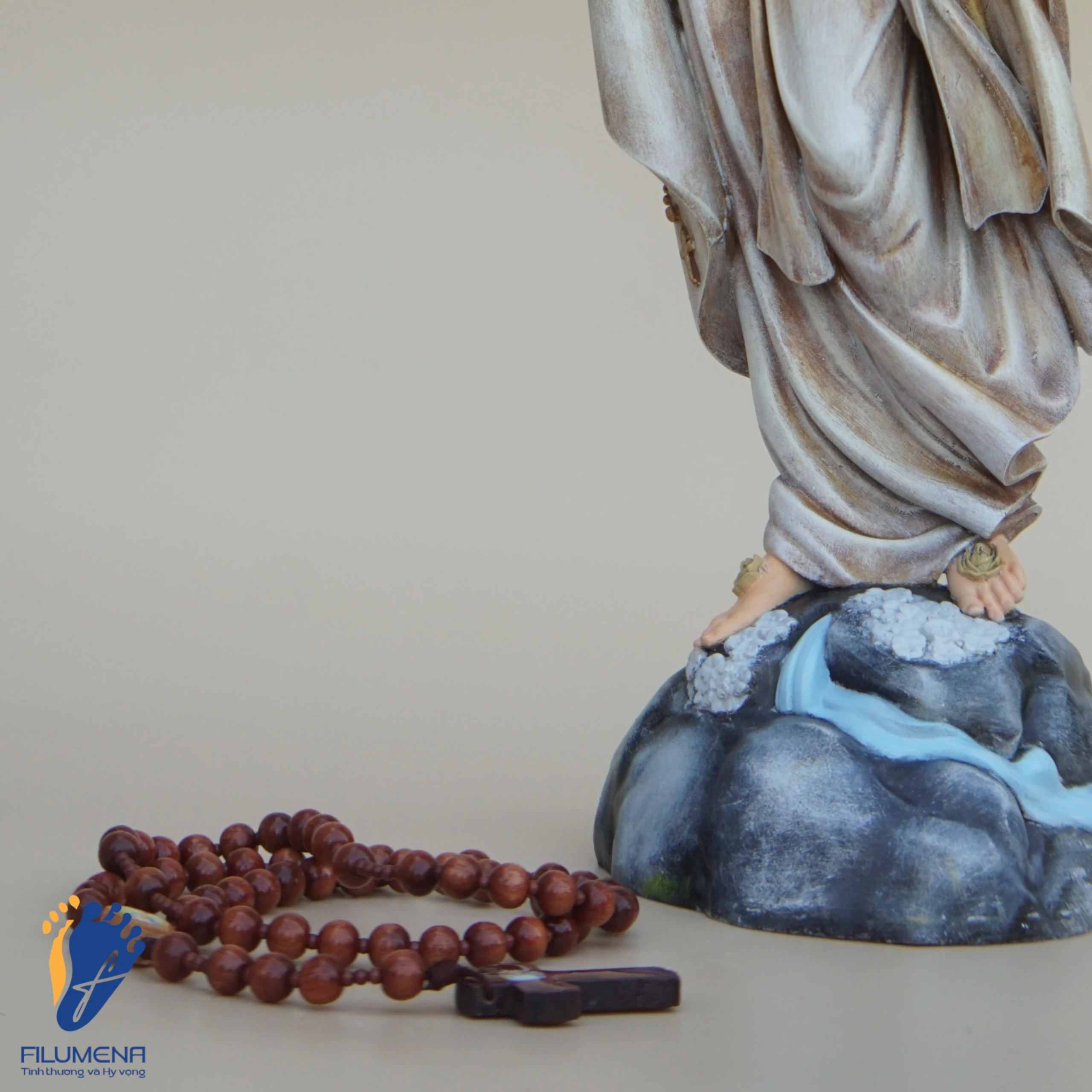 Tượng Đức Mẹ Lộ Đức màu vàng gốm bệ tượng và tràng hạt